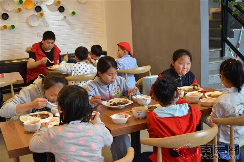 006：孩子们在南充儿童公园川北凉粉开心用餐.JPG