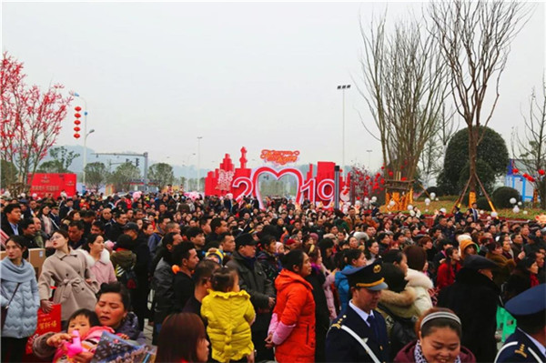 今天南充上千人聚集在这里！一起嗨Fun新年！