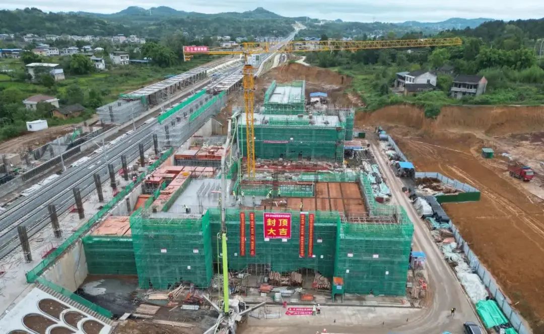 蓬安西站站房封顶！汉巴南铁路南充至巴中段全线站房主体基本建成